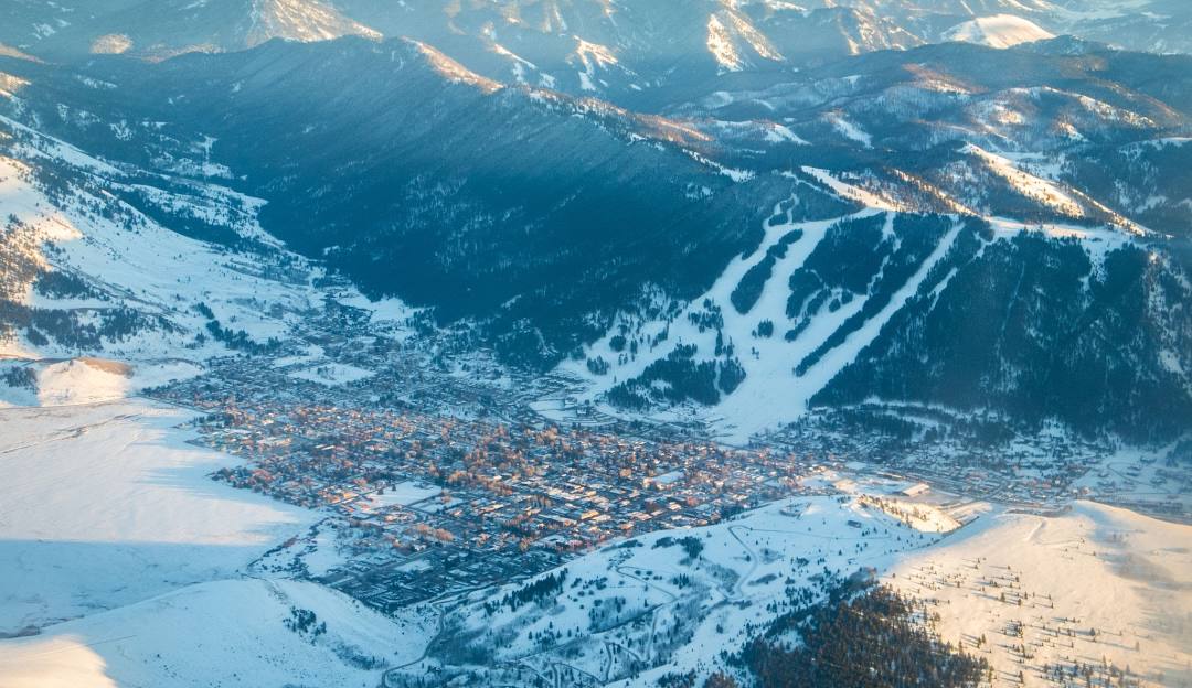 Enjoying winter sports at the Snow King Mountain ski resort in Jackson Wyoming. The chalet and snow-covered slopes under the clear sky paint a delightful winter scene.