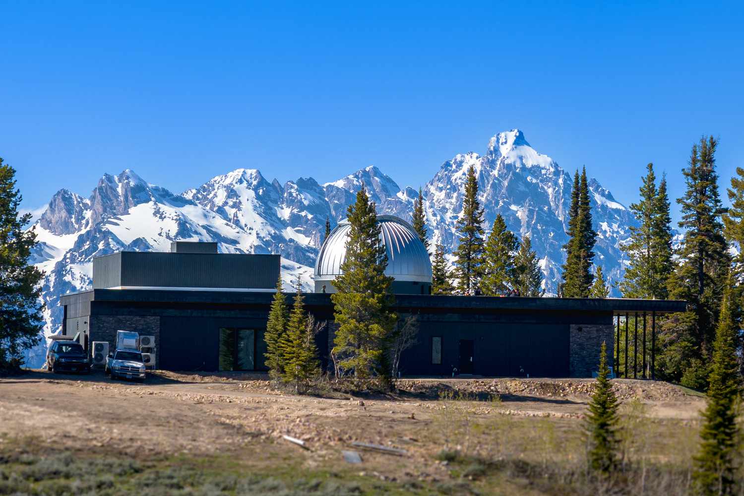 Snow King Mountain in USA: a building with mountains in the background.
