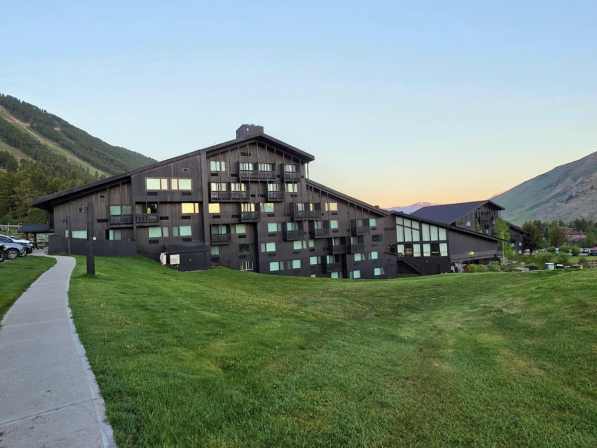 Snow King Mountain in USA: a building on a grassy hill with mountains in the background.