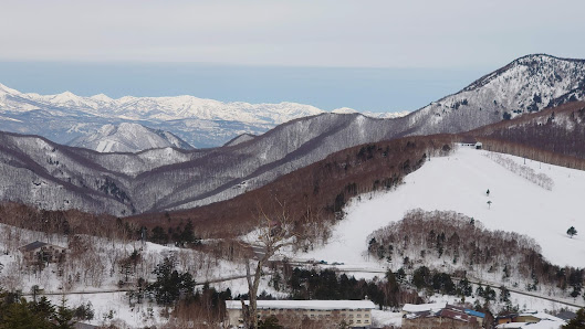 View of the stunning winter scenery at Shiga Kogen Nishitateyama Ski Area in Japan, featuring a bustling winter sports scene on the snow-covered slopes of the ski resort.