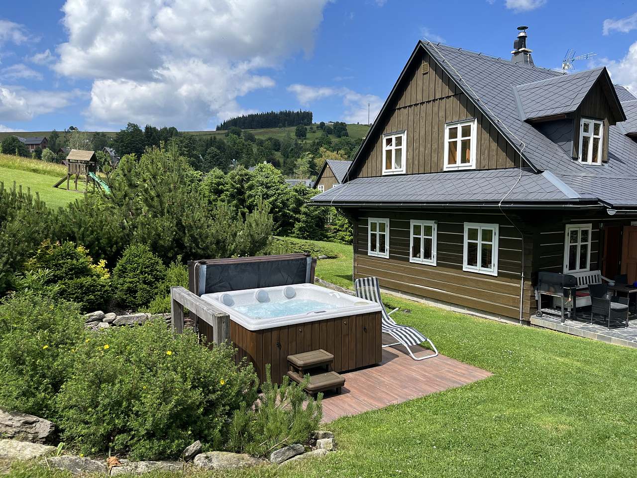Kraličák – Hynčice pod Sušinou | ​Stříbrnice in Czech Republic - a house with a hot tub in the yard.
