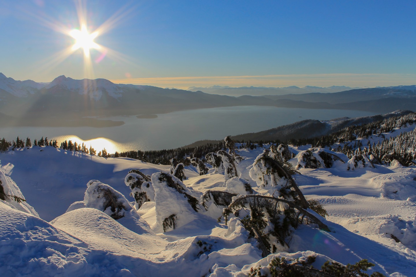 Eaglecrest in USA - the sun is shining over the mountains and lake.