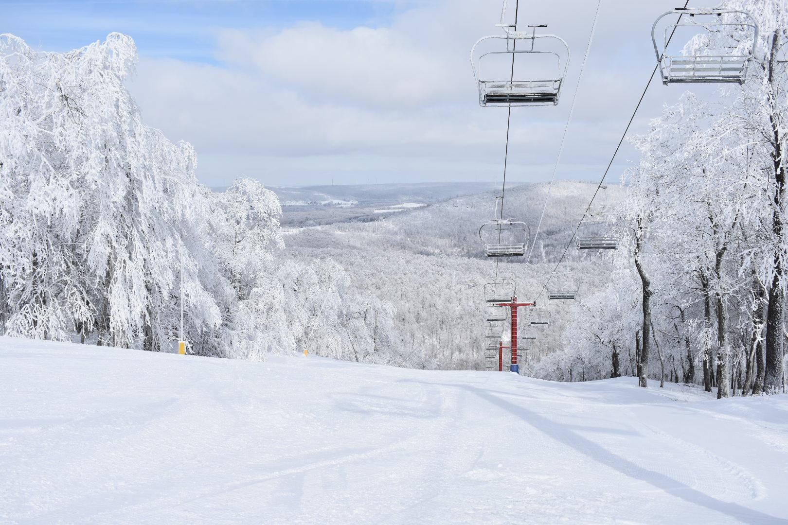 Blue Knob in USA - a ski lift going up a snowy hill.