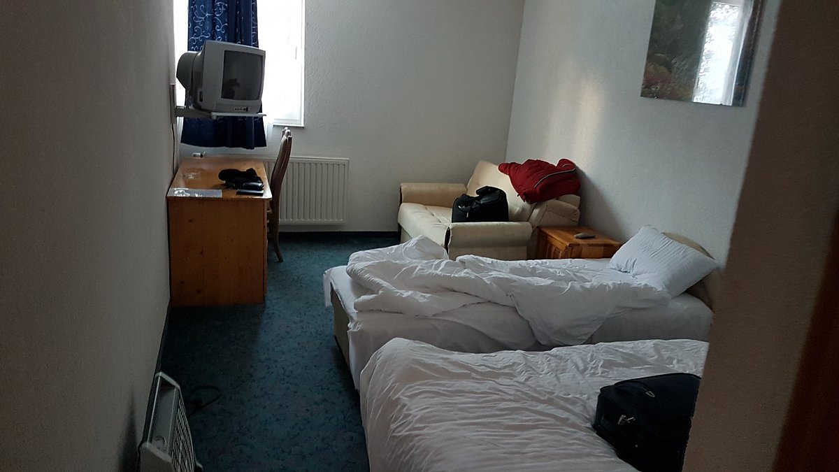 Adria Ski – Kupres in Bosnia and Herzegovina: a hotel room with two beds and a television.