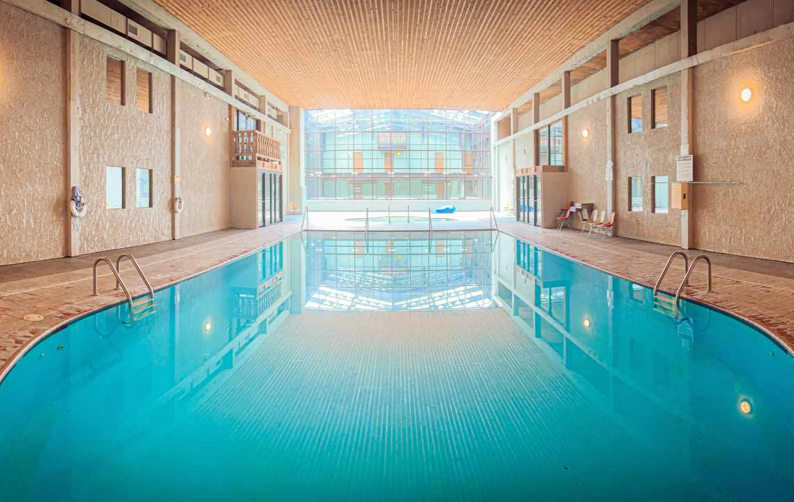 Whitecap Mountains in USA: an indoor swimming pool in a hotel.