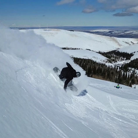 Pomerelle in USA - a person on a snowboard going down a hill.