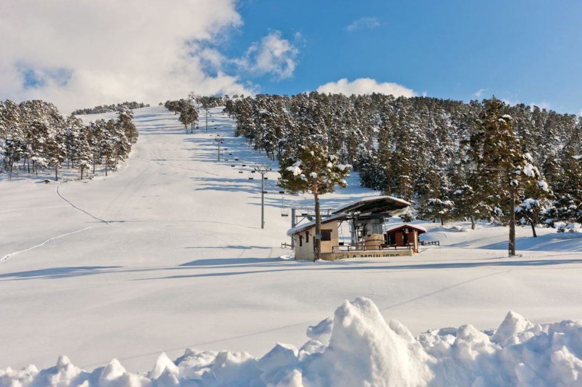 L'Audibergue - La Moulière in France - a cabin in the middle of a snowy mountain.