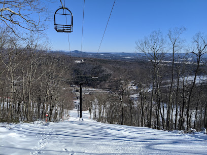 A ski lift at Catamount Hudson Valley New York populated with skiers