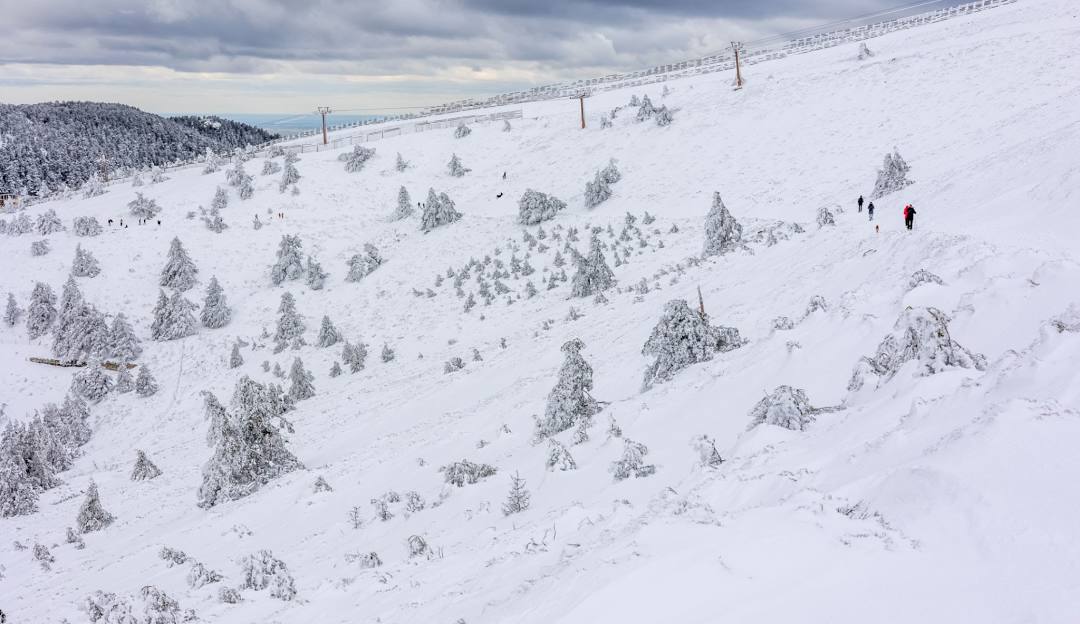 Winter sports scene at Puerto Navacerrada, Madrid, displaying snowy slopes of the ski resort enveloped in stunning winter scenery.