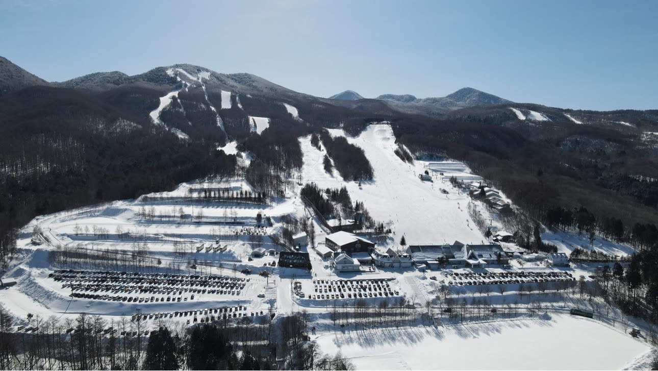 Hunter Mountain Shiobara in Japan: a ski resort surrounded by snow covered mountains.