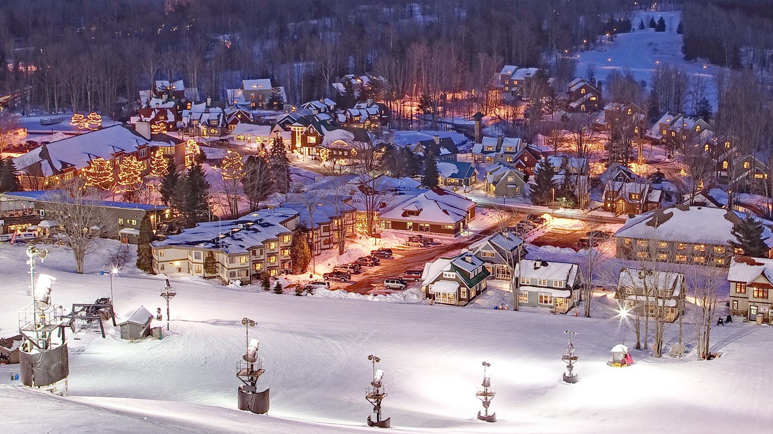 Shanty Creek Resorts – Schuss Mountain in USA: an aerial view of a ski resort at night.