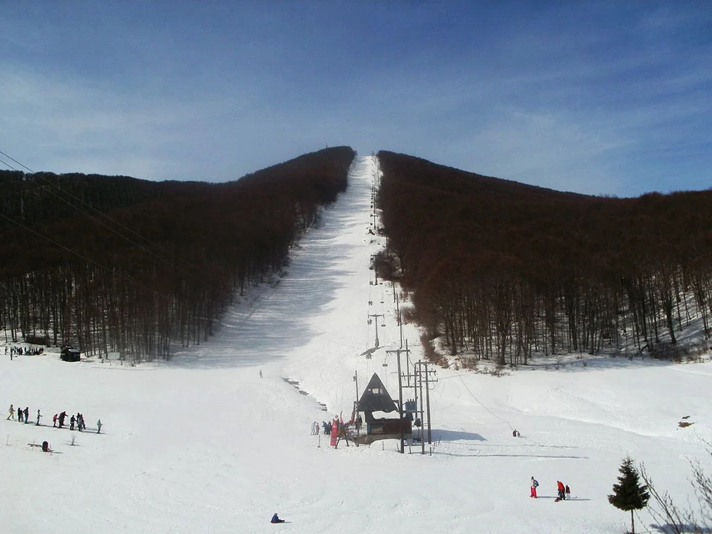 Vigla Pisoderi in Greece - a ski slope with people skiing down it.
