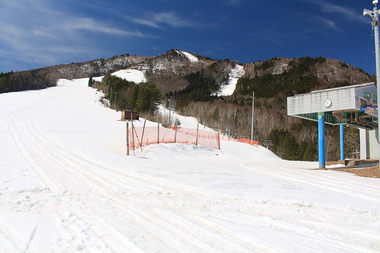Hida Funayama Snow Resort Arkopia in Japan - a snow covered ski slope.