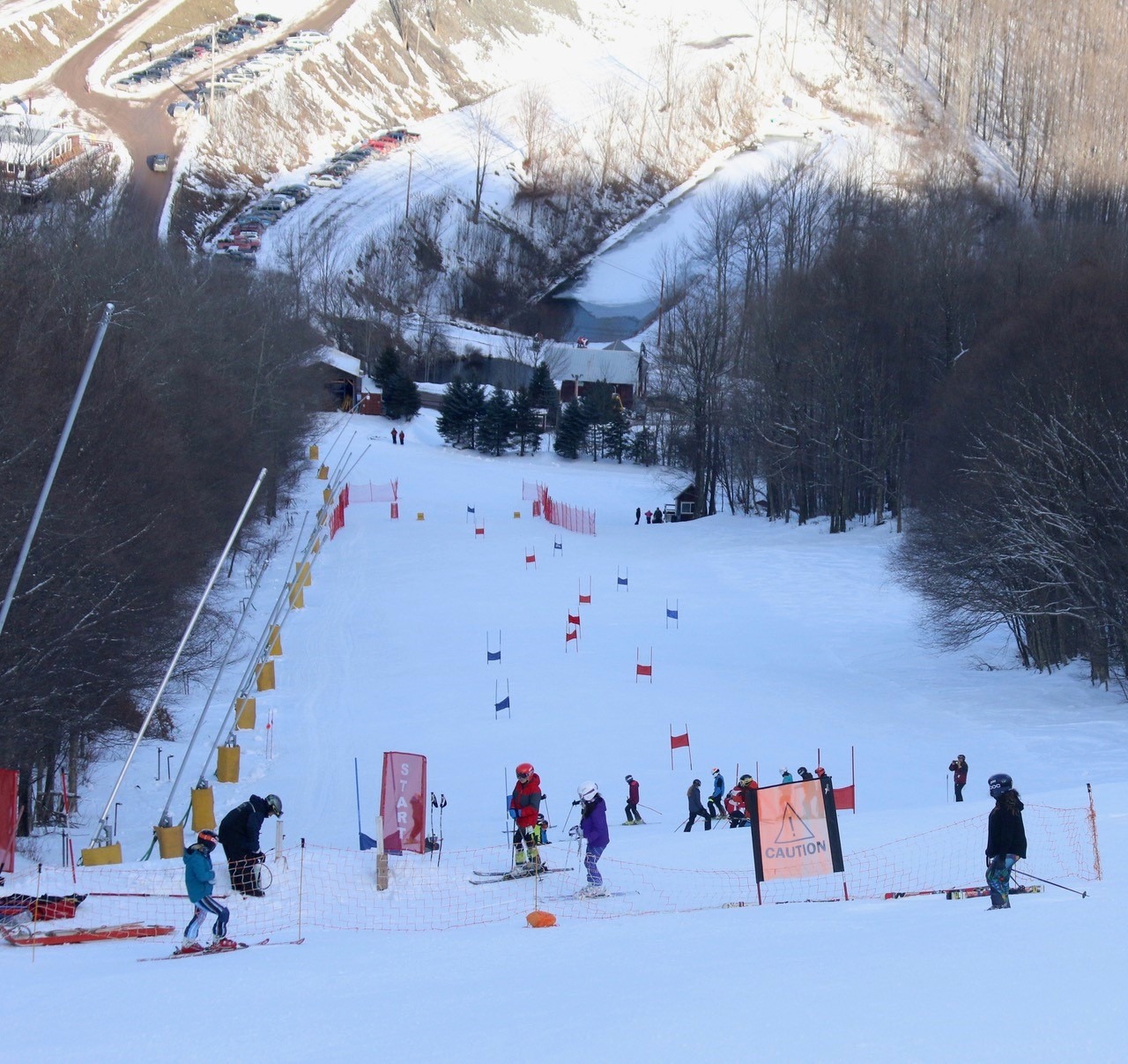 Plattekill in USA - a group of people skiing down a snowy slope.