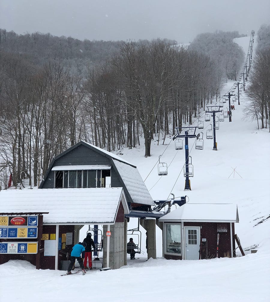 Plattekill in USA - a ski lift going up a snowy hill.