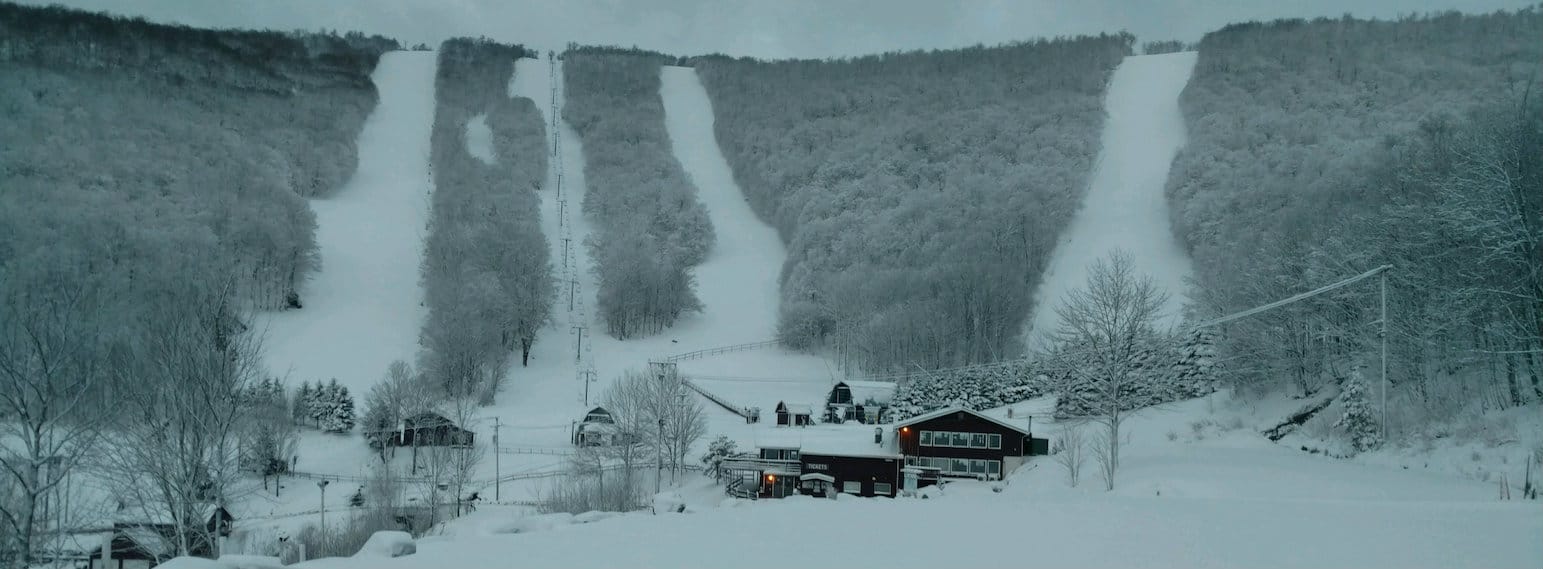 Plattekill in USA - a snow covered mountain with a ski lift in the background.
