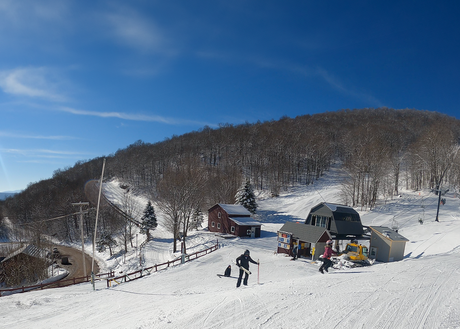 Plattekill in USA - a group of people skiing down a snowy hill.