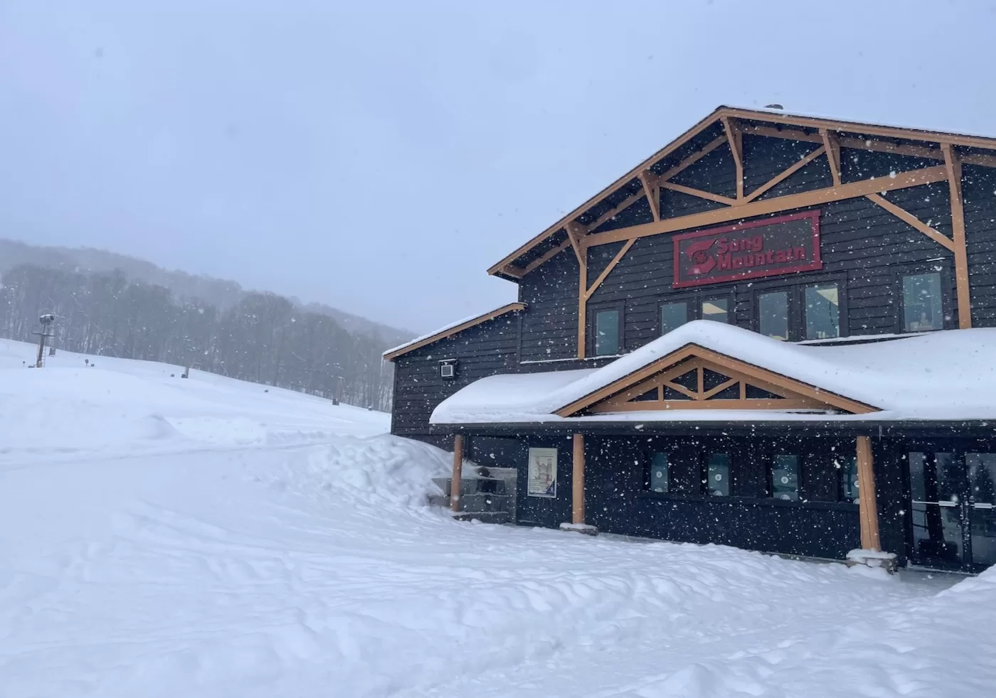 Song Mountain in USA: a building with snow on top of it.