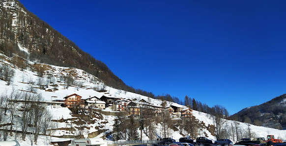 View of the Prali ski resort in Turin, Italy, featuring a charming chalet amidst stunning winter scenery, perfect for winter sports enthusiasts.