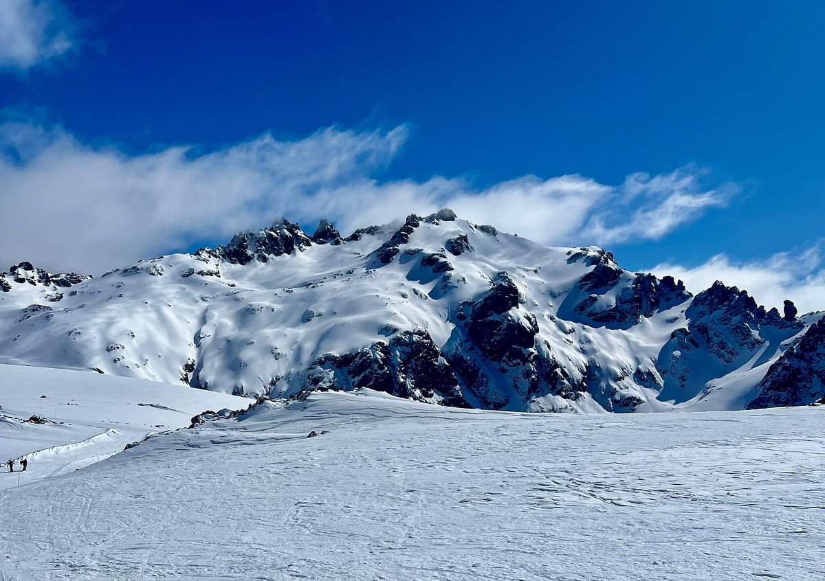 Cerro Perito Moreno – El Bolsón in Argentina - a group of people skiing down a snowy mountain.