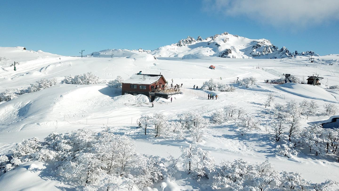 Cerro Perito Moreno – El Bolsón in Argentina - a small house in the middle of a snowy landscape.