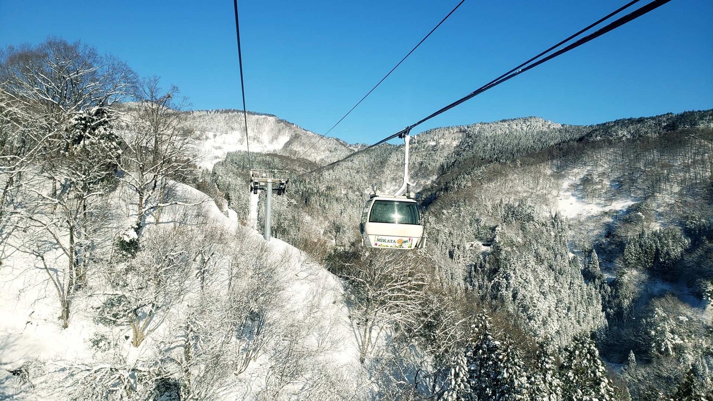 Ojiro in Japan - a ski lift going up a snowy mountain.