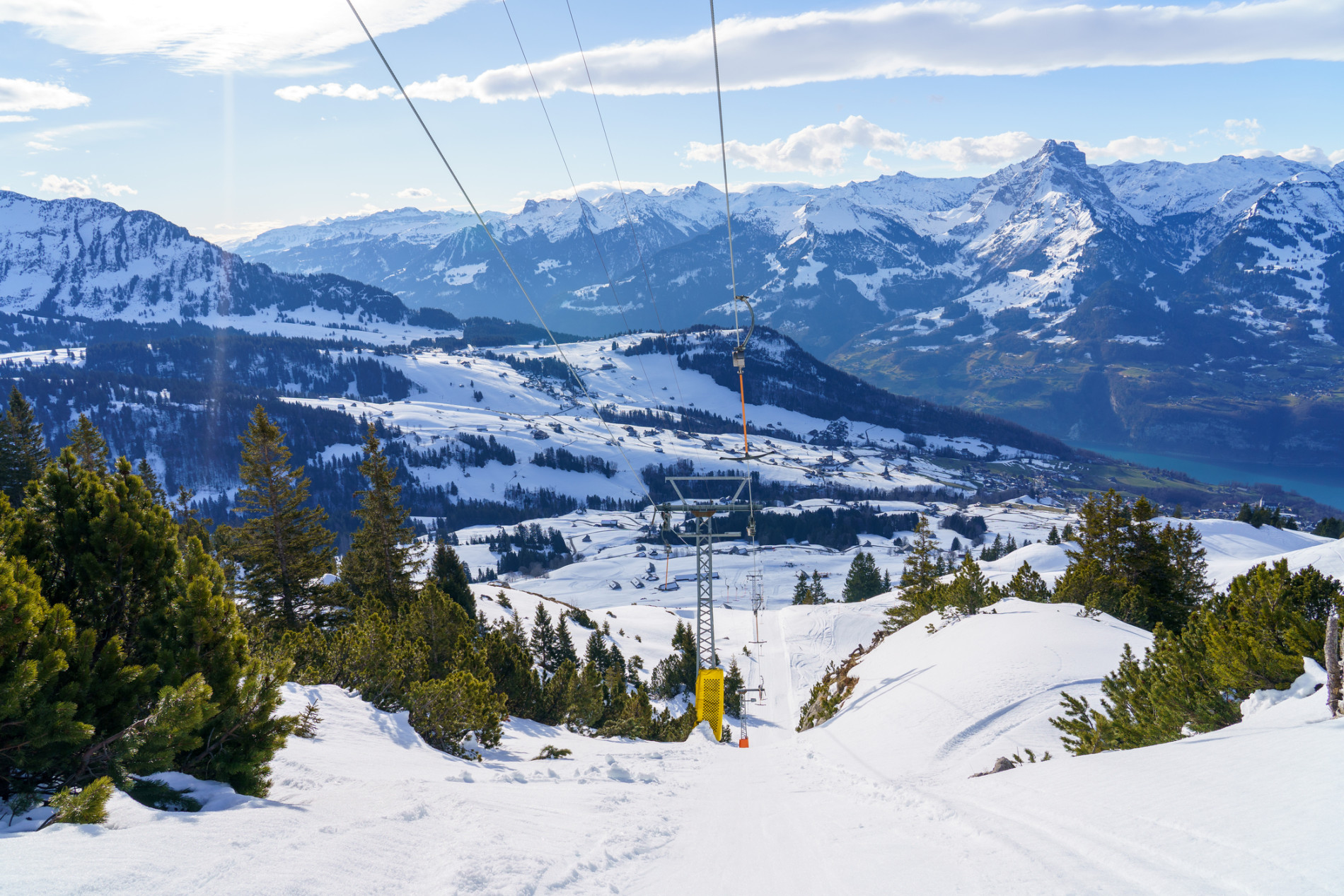 Sesselbahn Mattstock | Skigebiet Mattstock Amden in Switzerland - snow on the ground.