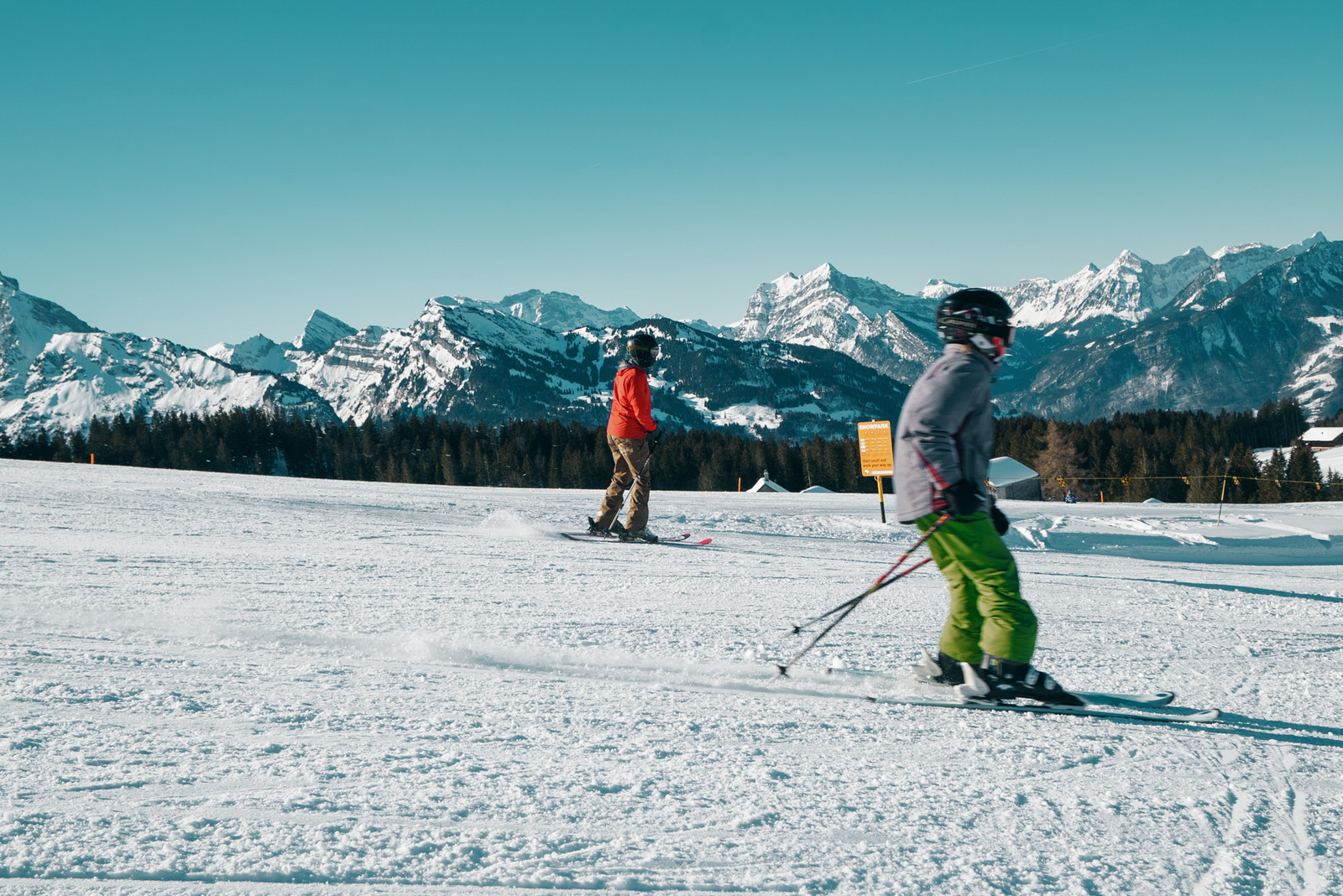 Sesselbahn Mattstock | Skigebiet Mattstock Amden in Switzerland - a couple of people skiing down a snowy slope.