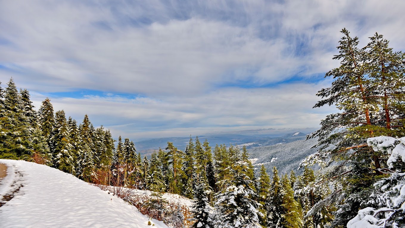 Kartalkaya in Turkey - a view from the top of a snowy mountain.
