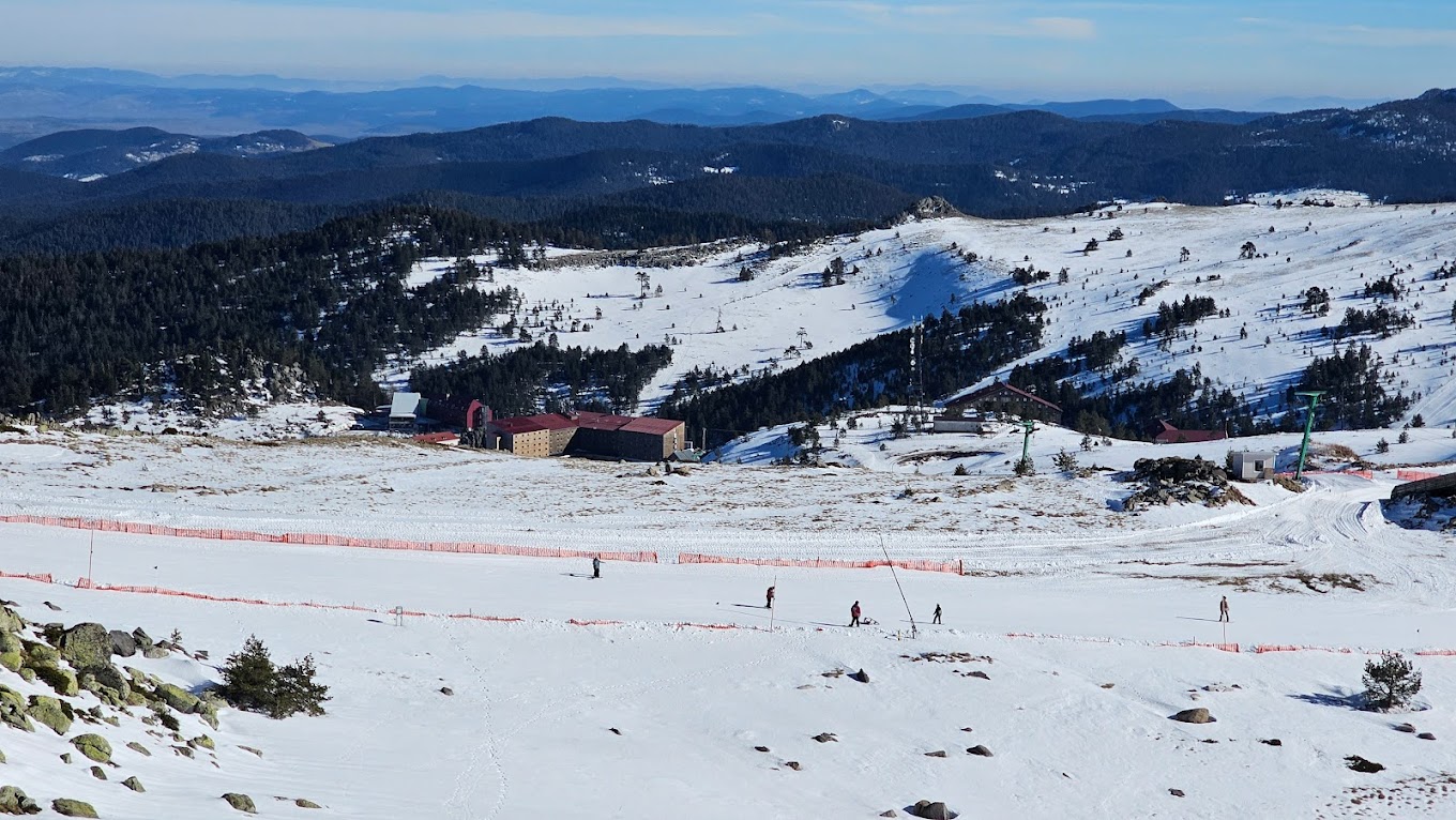 Kartalkaya in Turkey - the view from the top of the mountain.