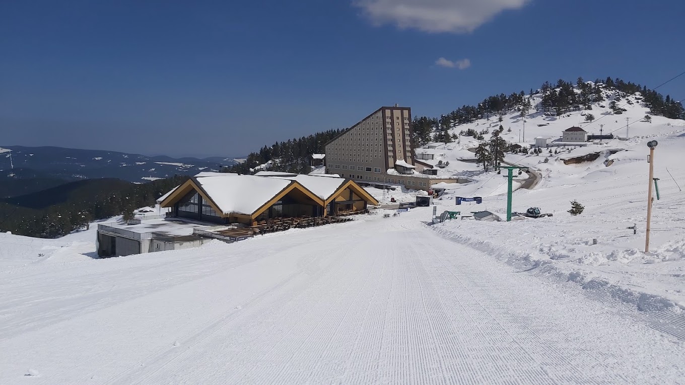 Kartalkaya in Turkey: a snow covered ski slope with a building in the background.