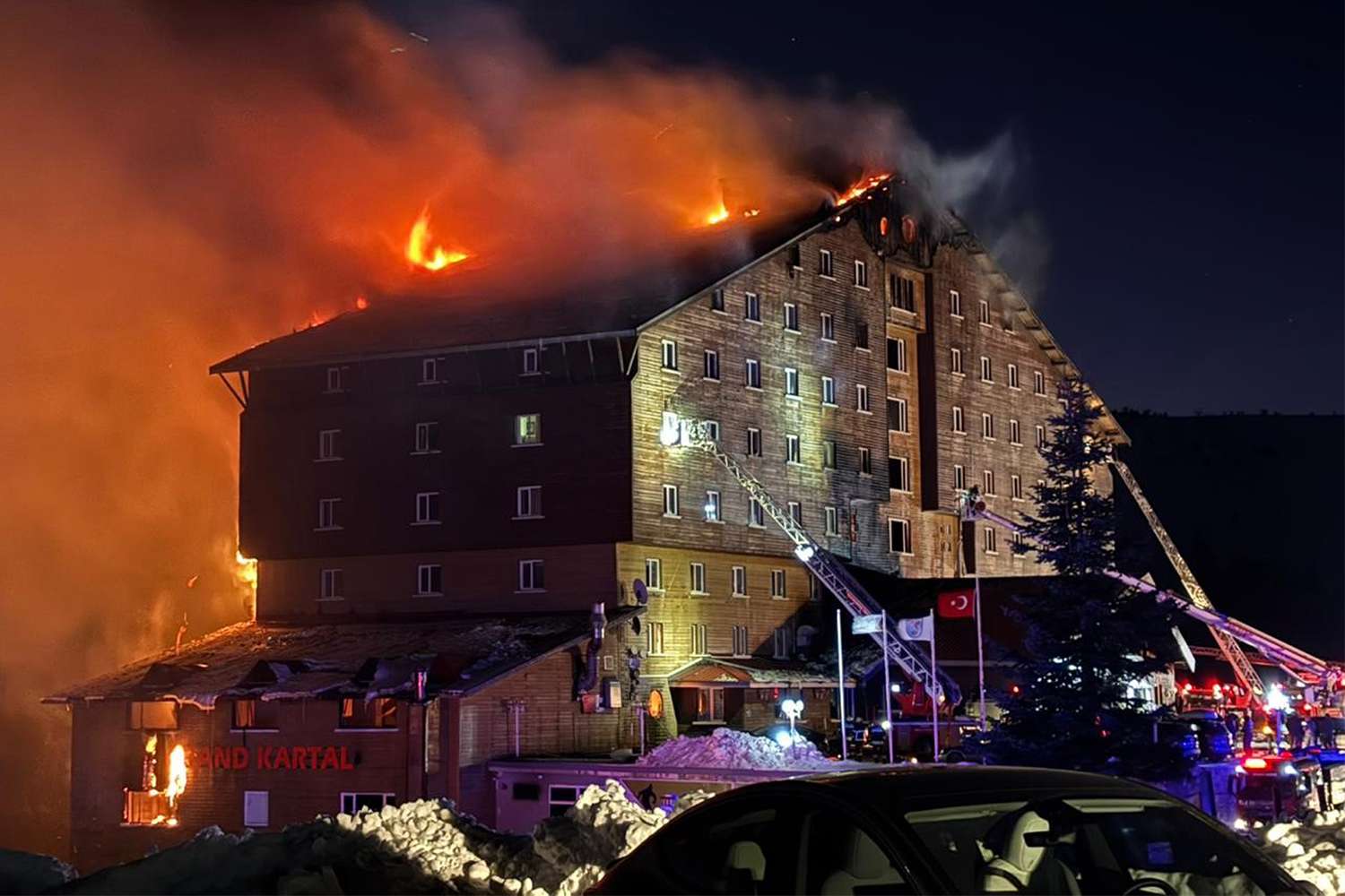 Kartalkaya in Turkey: a building on fire.