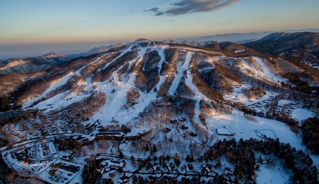 View of Karuizawa ski resort in Chūbu, Japan. The majestic mountain, blanketed by heavy snow, provides a stunning winter scene for sports enthusiasts.