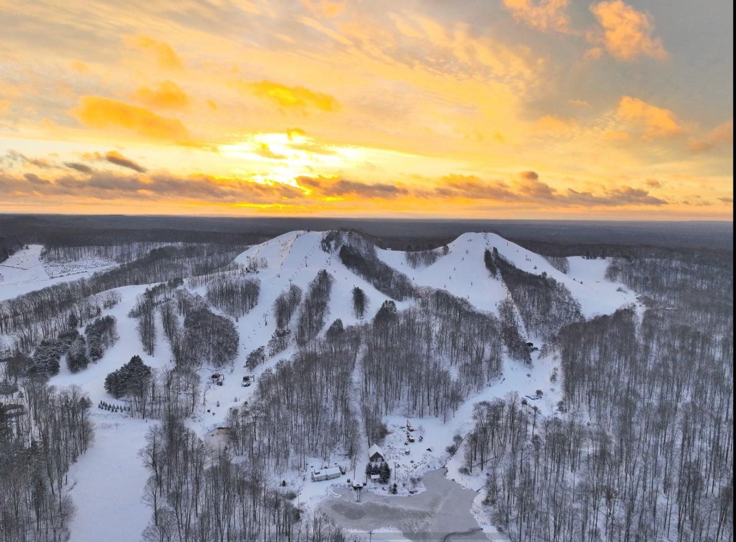 Caberfae Peaks in USA - the sun is setting over the mountains in the winter.