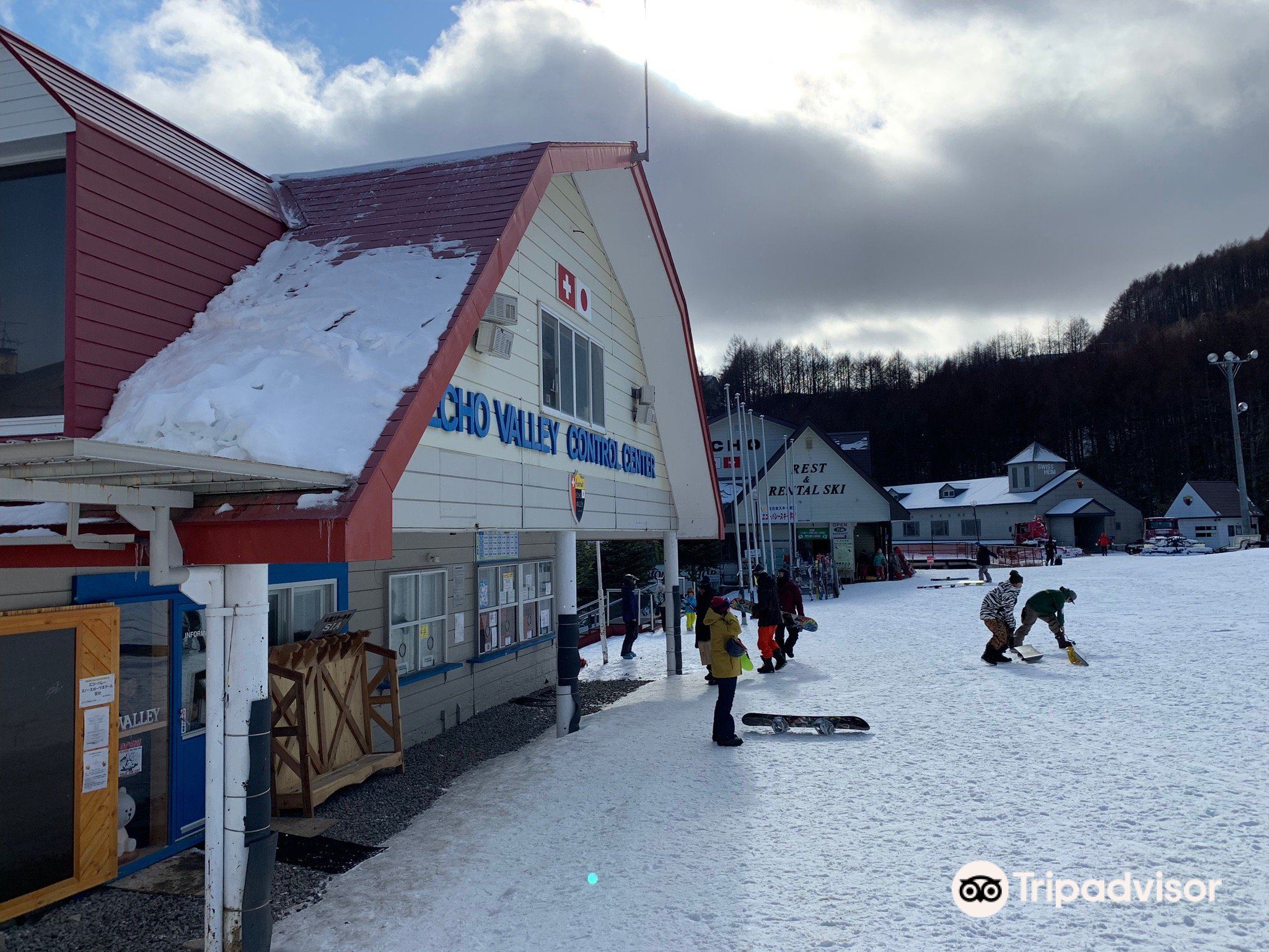 Winter sports enthusiasts enjoy a day at Echo Valley, a popular ski resort in Nagano, Japan, amidst stunning snow-capped mountains and icy slopes.
