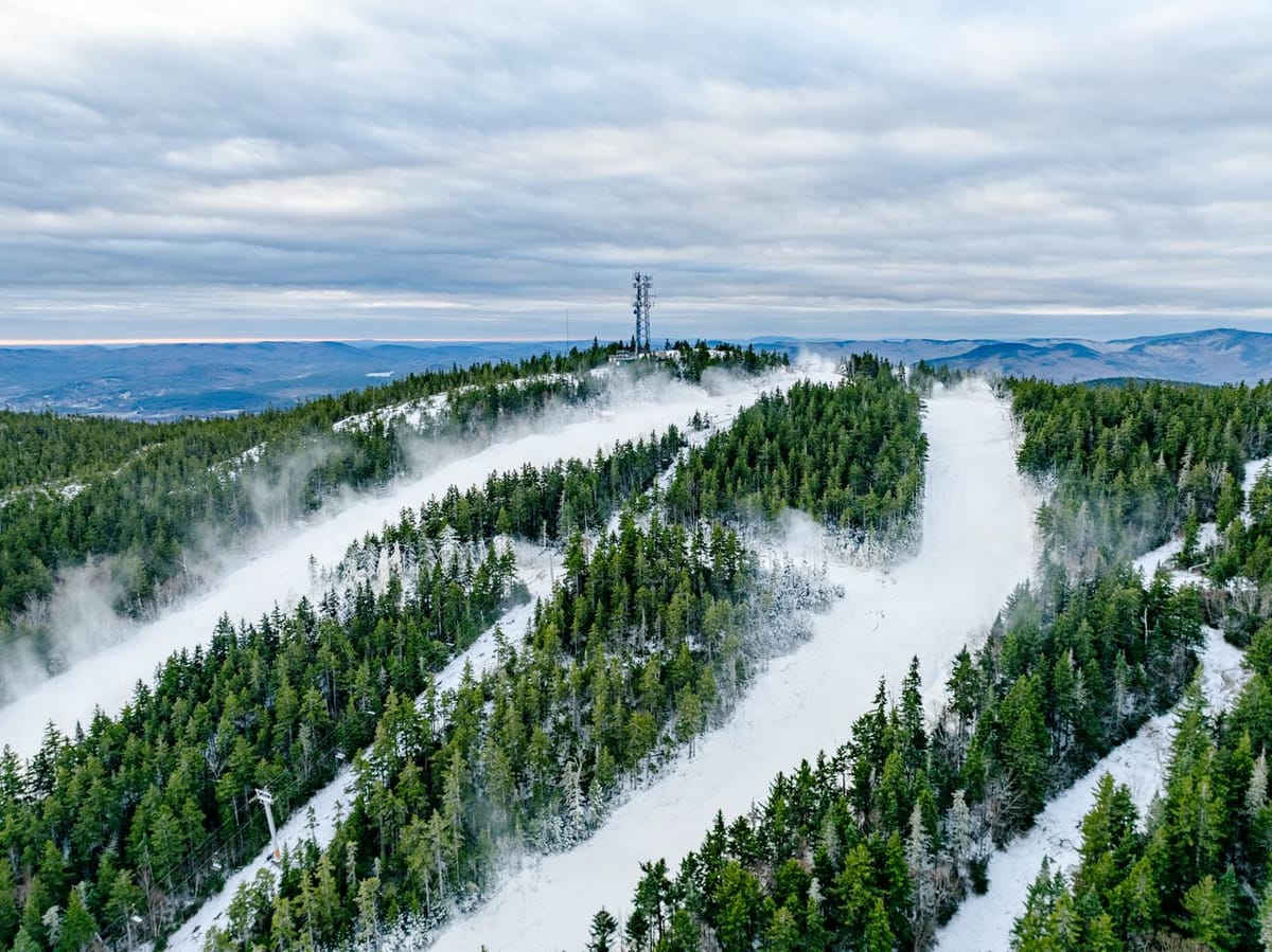Sunday River in USA - a view from the top of a snowy mountain.
