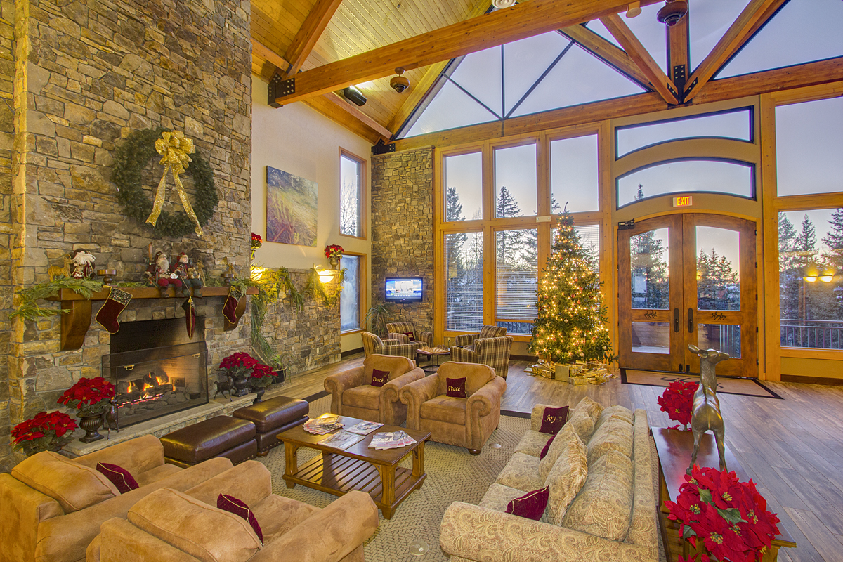 Bear Creek Mountain Resort in USA - a living room filled with furniture and a stone fireplace.