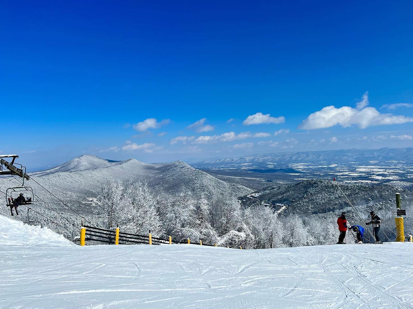 Massanutten in USA - a ski lift going up a snowy mountain.