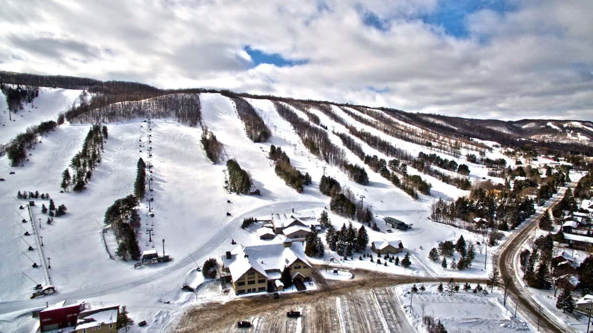 Devil's Glen in Canada - a snow covered ski slope in the mountains.