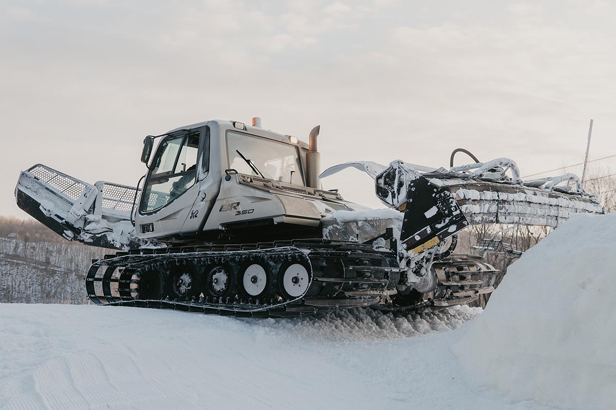 Swain in USA - a snow grooming machine in the snow.