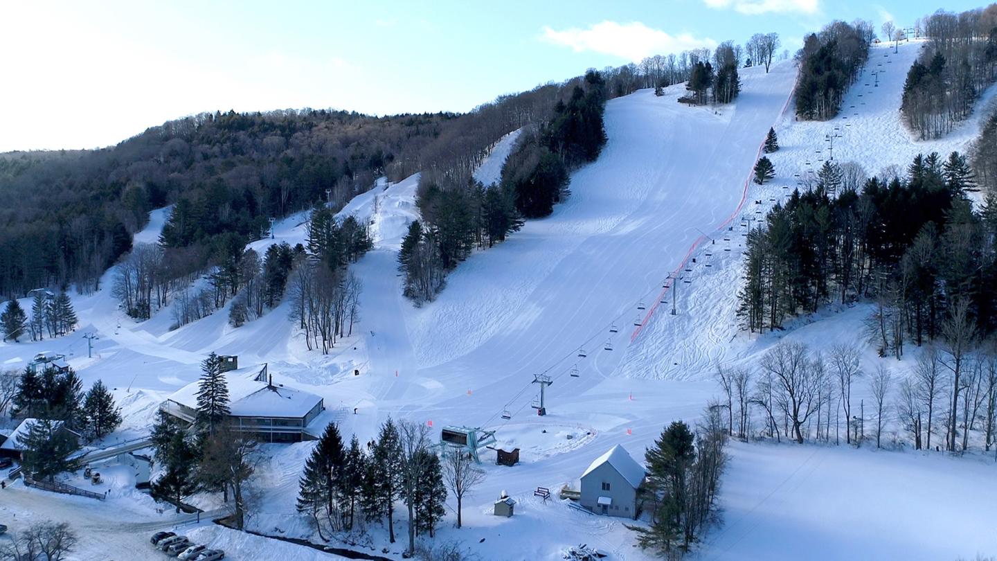 Saskadena Six in USA - a ski slope covered in snow.