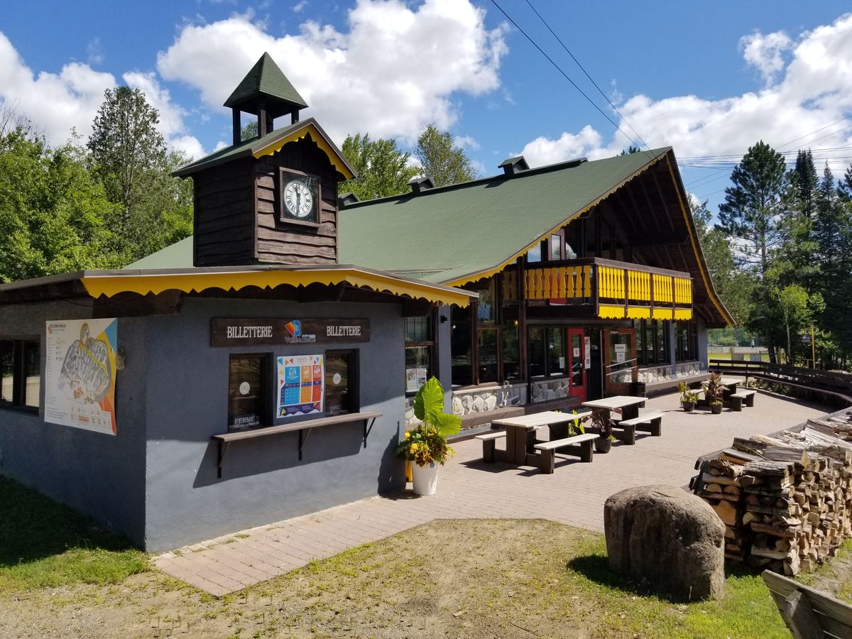 Vallée Bleue in Canada: a building with a clock on top of it.