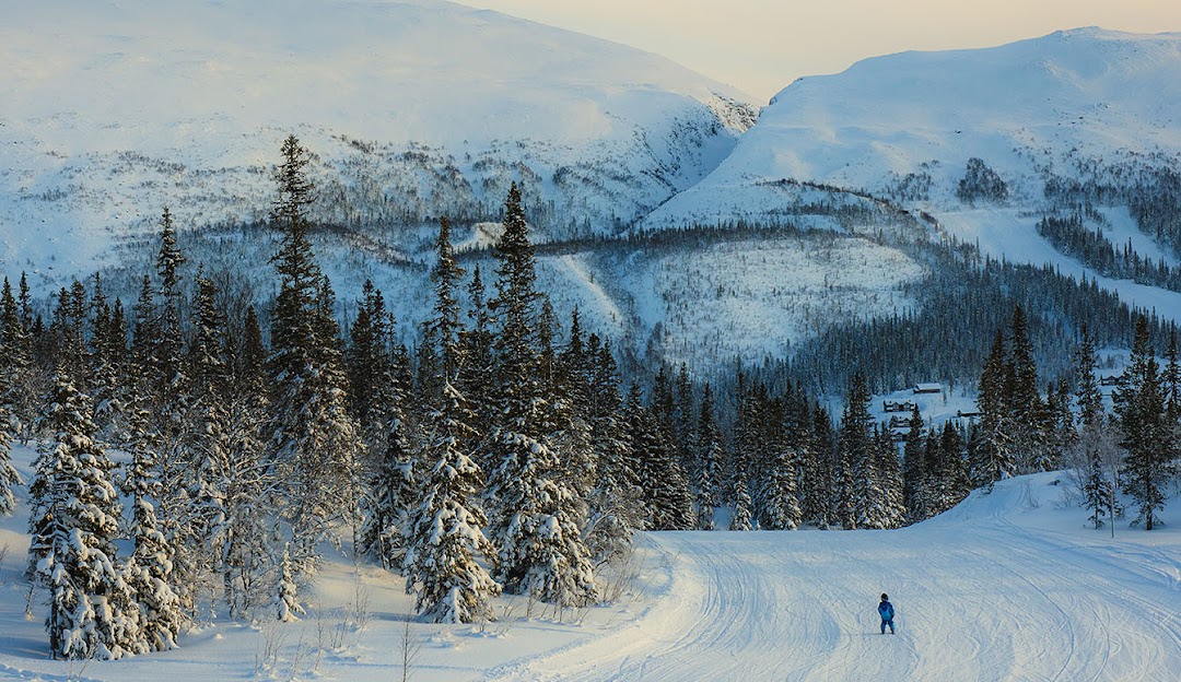 Winter scene at Bydalsfjällen – Bydalen in Northern Sweden, featuring a bustling ski resort with skiers enjoying the pristine slopes amidst stunning winter scenery.