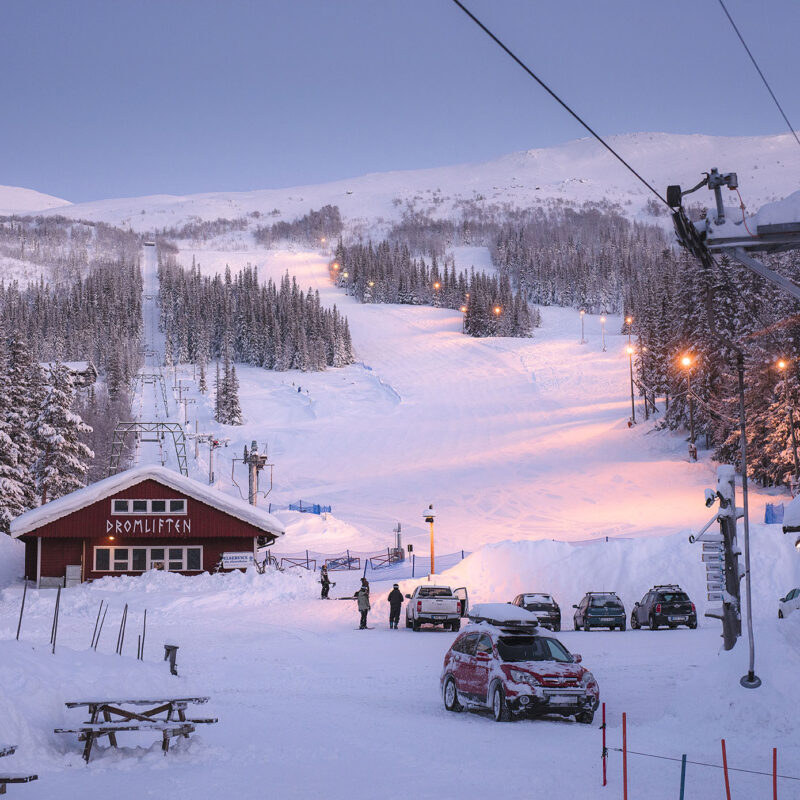 Image of the ski resort in Bydalsfjällen Bydalen in Northern Sweden featuring ski lifts amidst a breathtaking winter landscape populated with skiers.