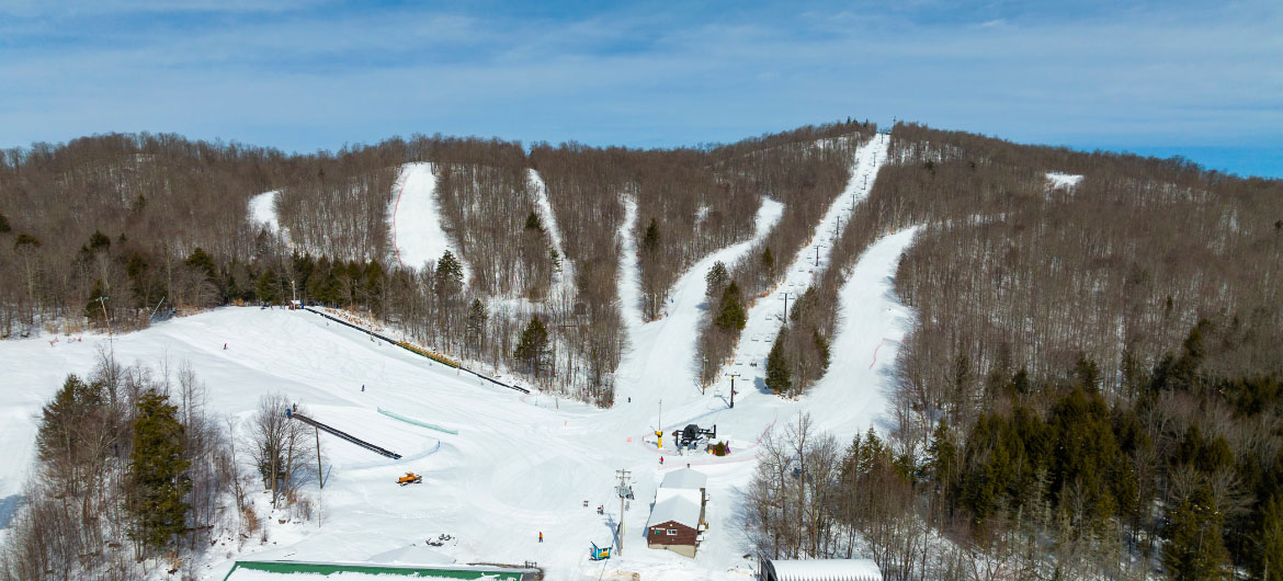 Oak Mountain in USA - a snow covered ski slope.