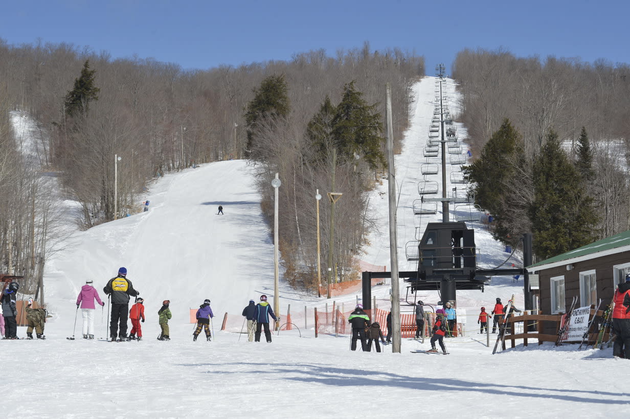 Oak Mountain in USA - a group of people skiing down a hill.