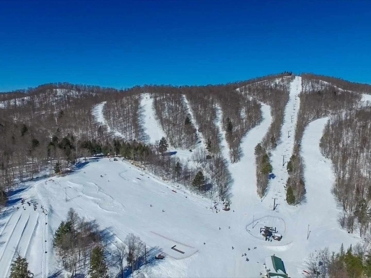 Oak Mountain in USA - an aerial view of a ski slope in the mountains.