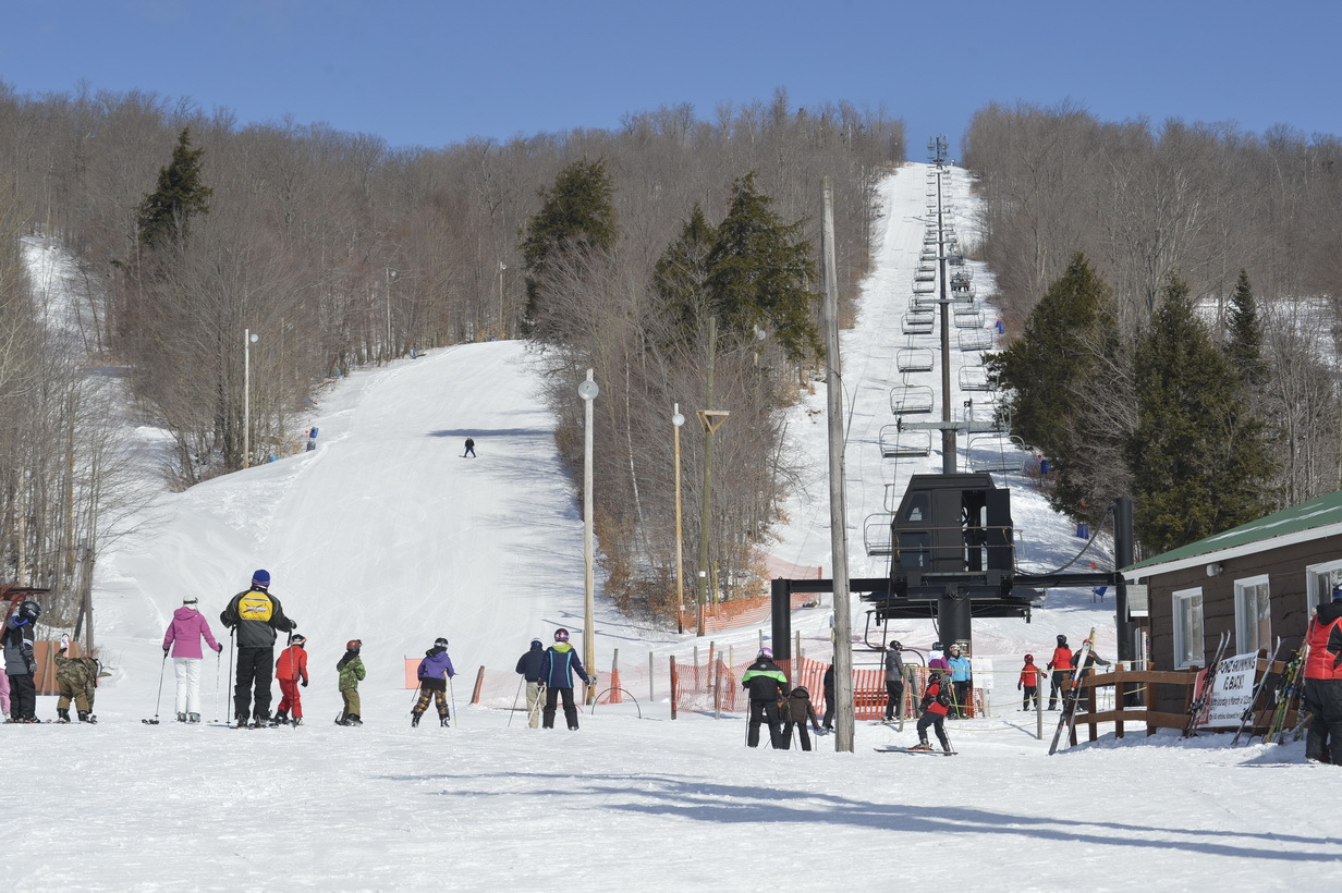 Oak Mountain in USA - a group of people skiing down a snowy hill.