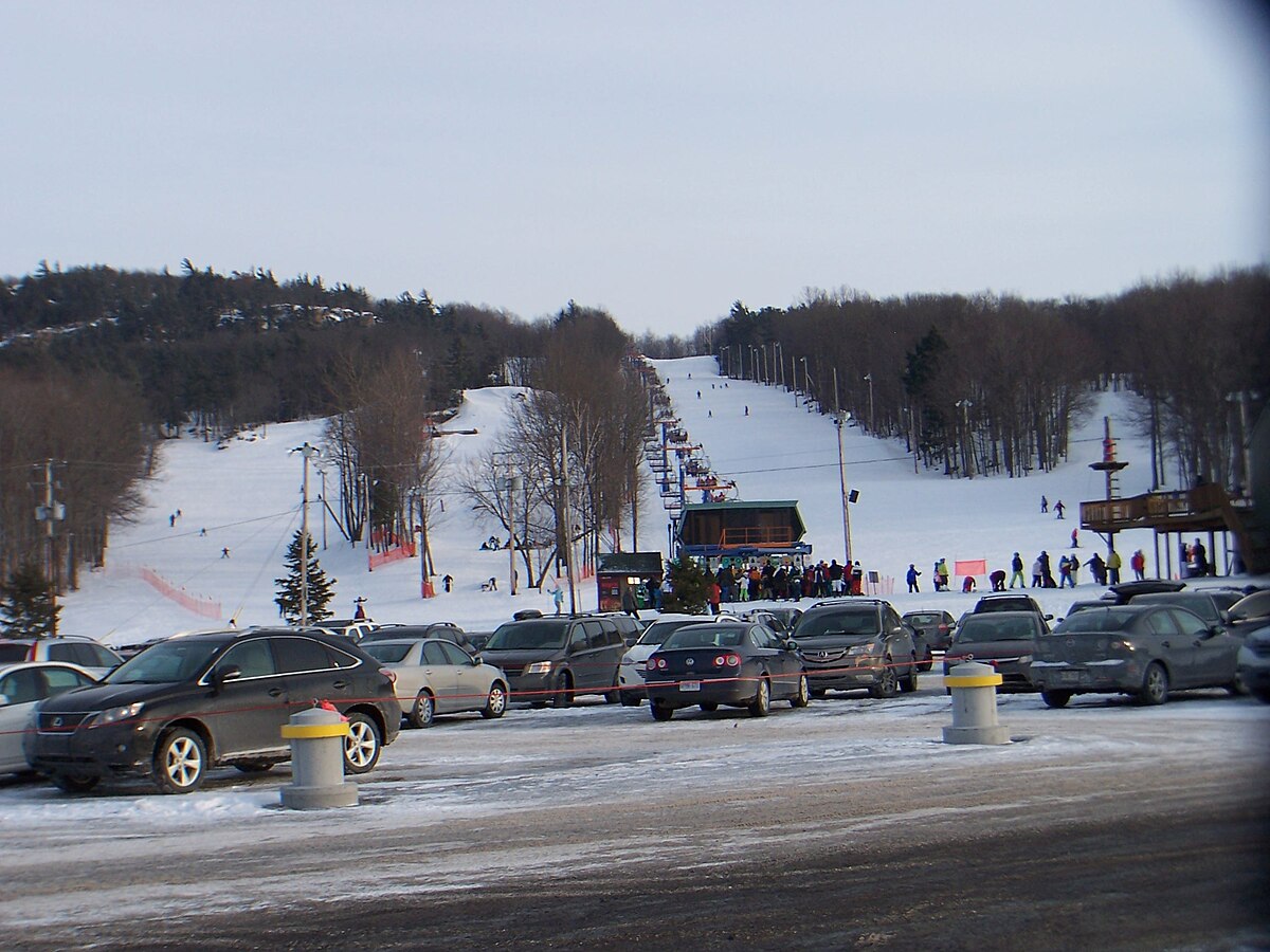 Mont Rigaud in Canada - a bunch of cars parked in a parking lot.