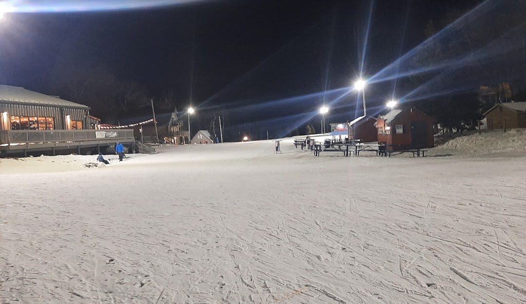 Winter sports enthusiasts enjoying their time at Montage Mountain Resort in Scranton, Pennsylvania, featuring a ski resort and stunning winter scenery.